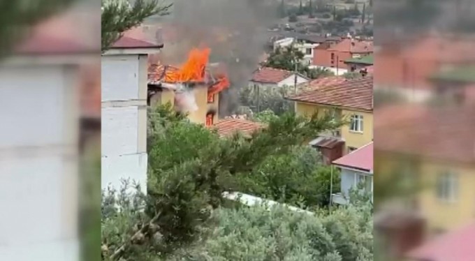 3 katlı bina küle döndü