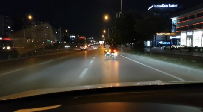 Trafikte bozulan motosikleti ayağıyla iterek götürdü