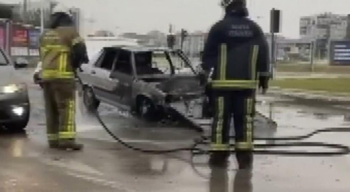 Bursa'da otomobil alev topuna döndü