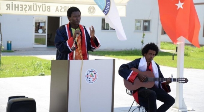 Misafir öğrenciler mezuniyet töreninde Türkçelerini konuşturdu