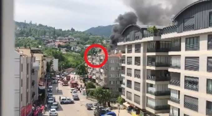 Apartmanda korkutan yangın, 3 kişi çatıda mahsur kaldı
