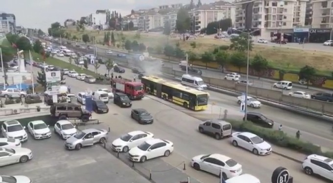 Halk otobüsü bir anda alev topuna döndü, facia teğet geçti