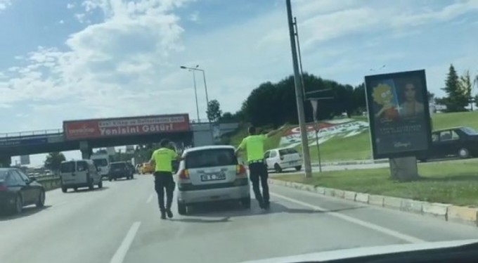 Yolda kalan otomobilin yardımına polisler yetişti