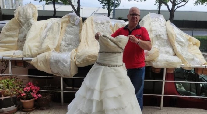 Bursa'da askıda gelinlik...