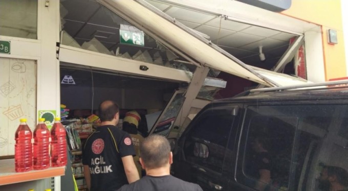 Minibüsle Migros'a daldı