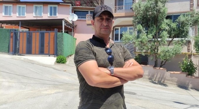 Tilki yavruları için nöbet tutuyor