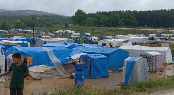 500 işçinin çadır kenti sular altında kaldı