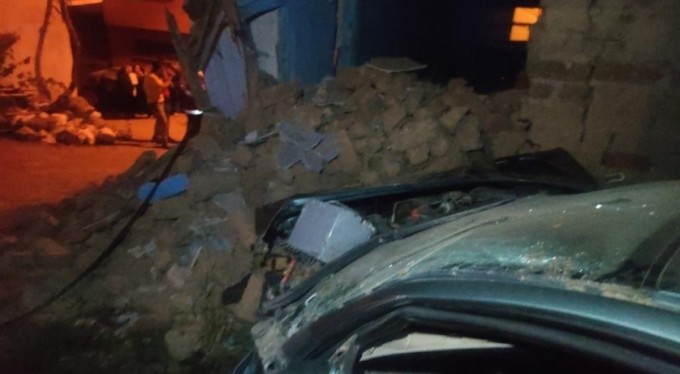 Otomobil evin duvarına daldı: 1 ölü