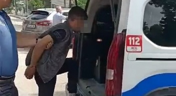 Aranan şüpheli yakalanınca kaçmak için bekçilere tekme attı