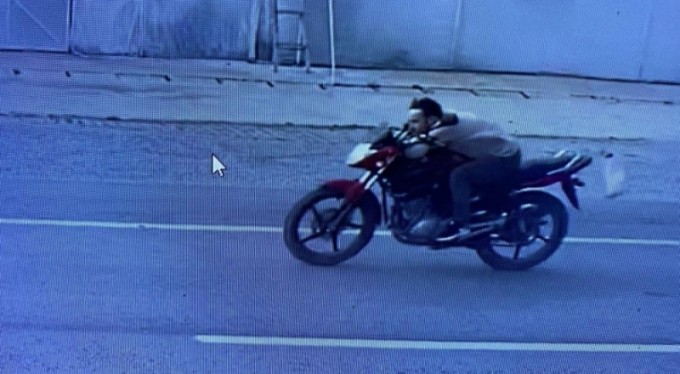 Otomobille gelen hırsızlar 50 bin liralık motosikleti çaldı; o anlar güvenlik kamerasına yansıdı