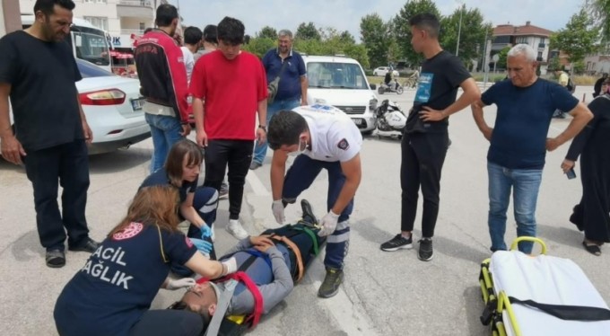 Bursa'da motosiklet araca saplandı