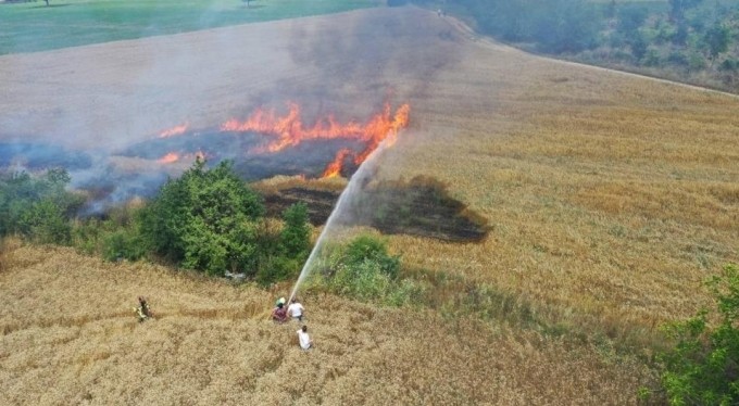 Bursa'da buğday tarlası alev alev yandı