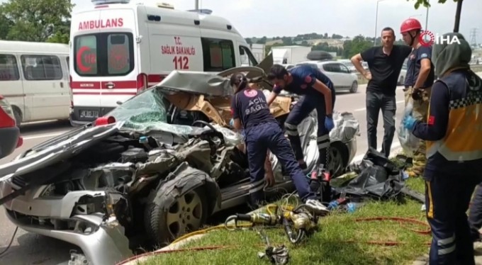 Bursa'da otomobil hurda yığınına döndü: 2 ölü 3 yaralı