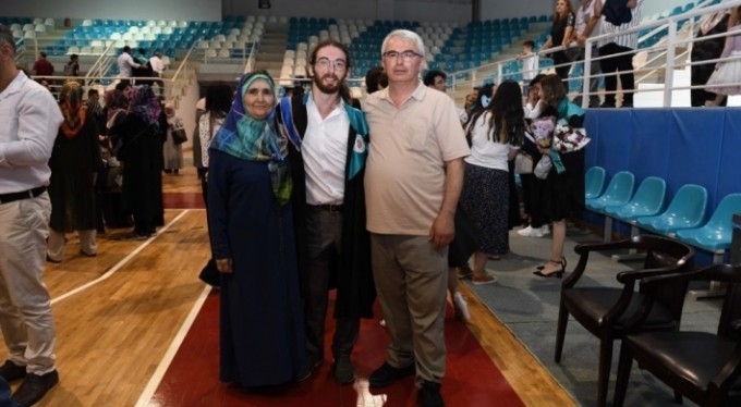 Serebral palsi hastası genç mücadele etti, mühendis olmayı başardı