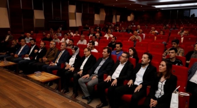 İnegöl'de 'Ekonomi ve Dış Politikada Neler Oluyor' semineri