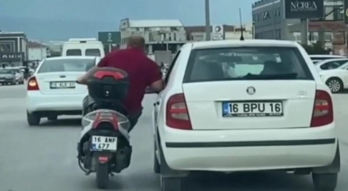 Trafikte tehlikeli yolculuk... Canını dakikalarca hiçe saydı