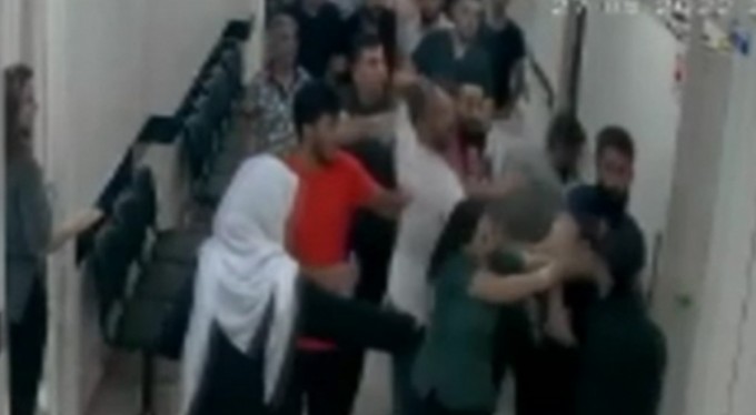 Saldırganlar serbest kalınca doktor diplomasını yırttı