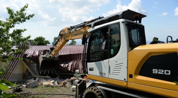 Uludağ eteklerinde kaçak yapı operasyonu