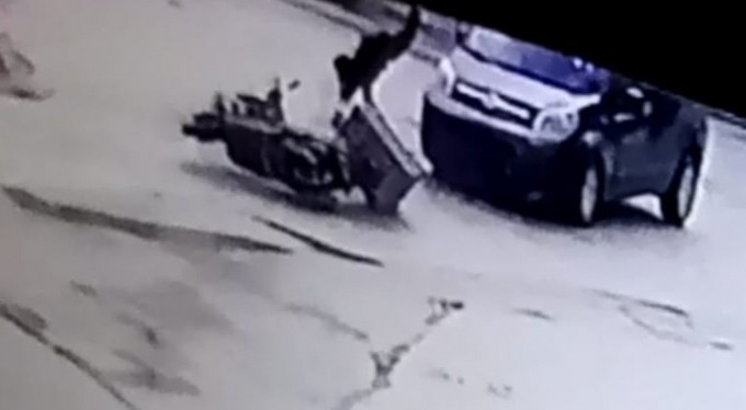 Hafif ticari aracın çarptığı motosikletli böyle havalandı