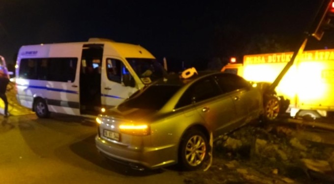 Bursa'da işçi servisi ile otomobil kafa kafaya çarpıştı: 6 yaralı