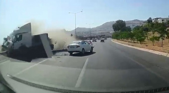 Tırın altında kalmaktan son anda kurtuldular