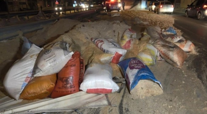 Talaş yüklü kamyon devrildi, 2 kişi yaralandı