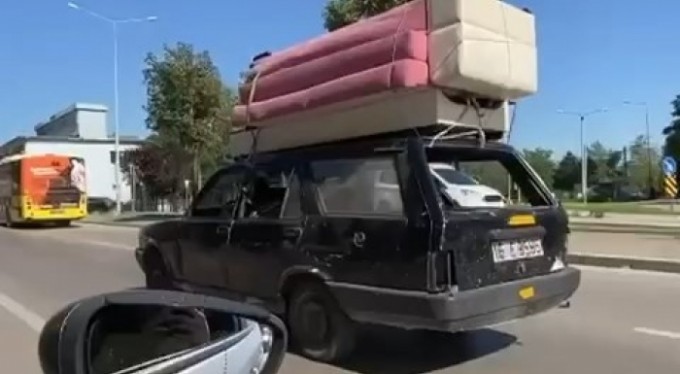 Ehliyetsiz sürücü otomobilin tavanında koltuk taşıdı