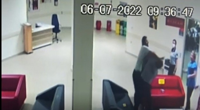 Hastanede güvenlikçiyi böyle dövdü, tutuklandı...