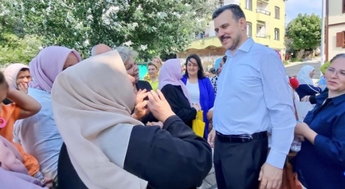 Türkiye'nin Venedik'i olarak bilinen Gölyazı köyüne giden Ak Parti Bursa Milletvekili Mustafa Esgin, yaşlı kadınların sevgi gösterisiyle karşılandı