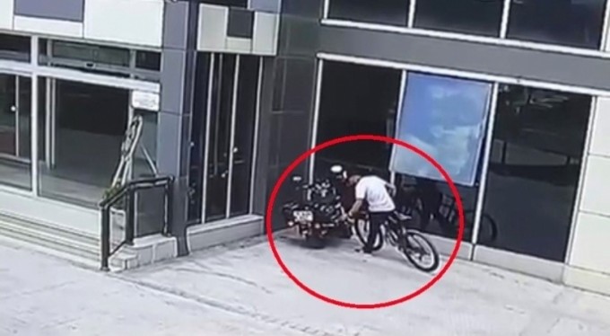 Hırsızlık yapmak isterken fark edilince arkasına bile bakmadan kaçtı