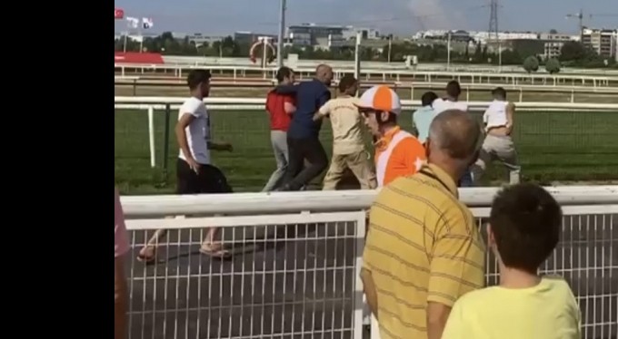 Bursa Hipodromu'ndaki seyislerin tekmeli yumrulu kavgası kamerada