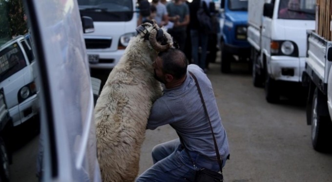 Bursa'da bayramın ilk günü kurban pazarı ve kesim yerleri doldu taştı