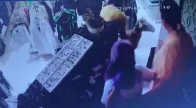 Kurbanlık koyun mağazaya girdi, içerideki panik kameralara yansıdı