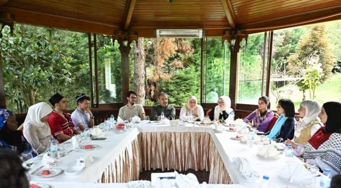 Aktaş, yabancı öğrencilerle kahvaltıda buluştu