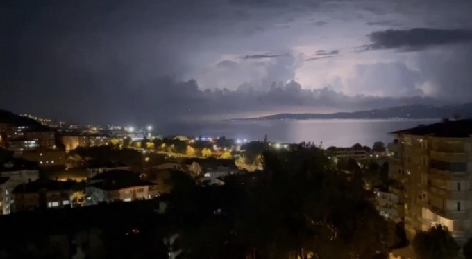 Bursa'da şimşekler geceyi gündüze çevirdi