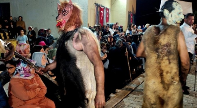 Kestikleri kurbanların derisini giyip insanları korkutuyorlar