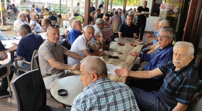 Yüzlerce kişi bir araya gelip eski anılarını anlatıyorlar