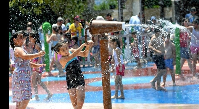 Su oyunları parkında bayram eğlencesi