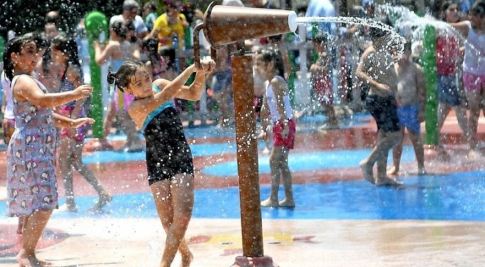 Su oyunları parkında bayram eğlencesi