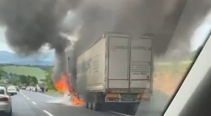 Seyir halinde alev aldı