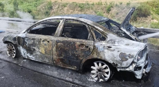 Otoyolda tutuşan araç küle döndü