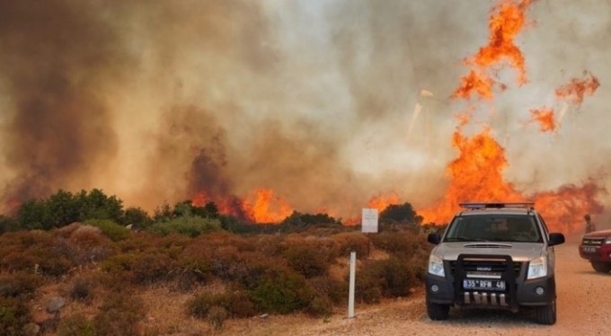 Çeşme'de makilik alanda korkutan yangın