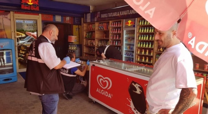 At arabasıyla gelip dolaptaki tüm dondurmaları çaldılar