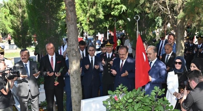 Şehitlikte duygusal anma