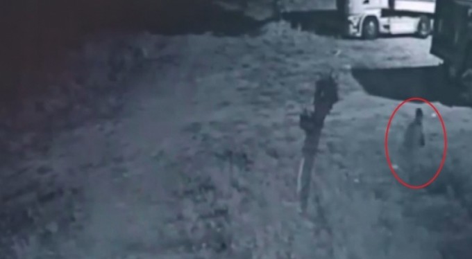 Kamyondan hırsızlık yapan şüpheliyi yürüyüşü ele verdi