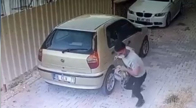 Bursa'da gözüne kestirdiği çantayı aracın camını patlatarak çaldı