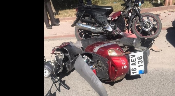 İki motosiklet kafa kafaya çarpıştı: 3 yaralı