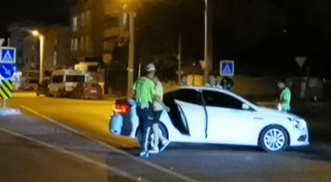 Bursa'da hareketli gece: 16 yaşındaki sürücü, havaya ateş açılarak durduruldu, o anlar kamerada