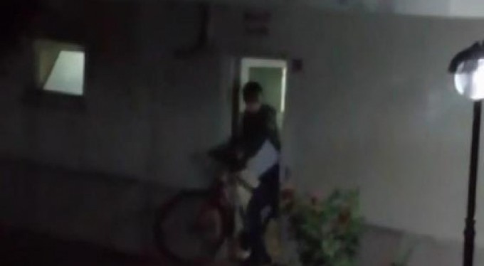 Bisiklet hırsızı balkondan kendisine fırlatılan tencereyi de çaldı