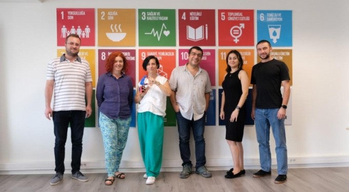 Robot eller çocukların yüzünü güldürdü